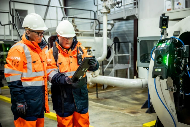 IVM medewerkers die toezicht houden via de tablet van INARA